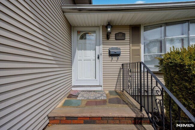 Foto del edificio - 327 Webster Dr