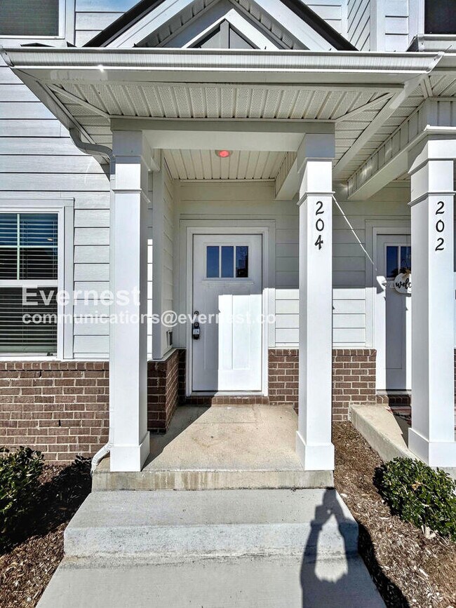 Foto del edificio - INCOMING: PROMOTION | Modern 3-Bed, 2.5-Bath Townhome with Garage Parking