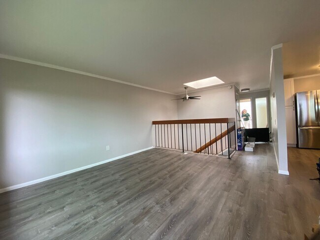 Building Photo - Beautifully Renovated Townhome! Move In Re...