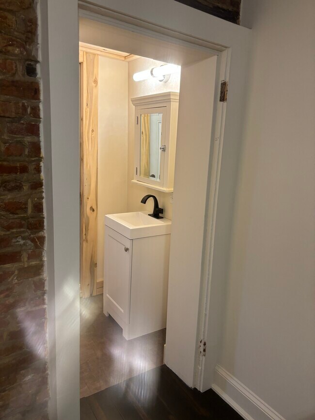 Foto del edificio - 119 E Wishart St