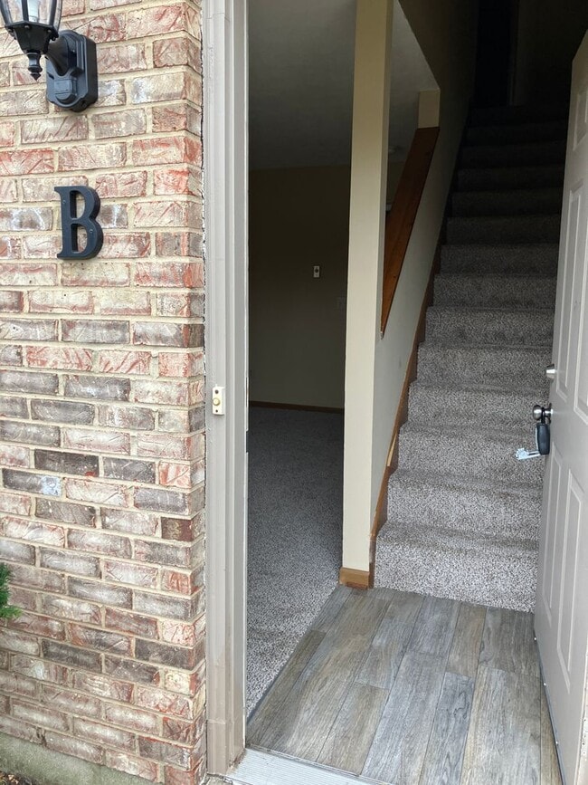 Building Photo - 1520 Hawk Cir
