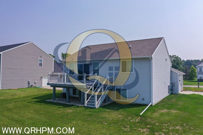 Building Photo - Immaculate Upgraded 3-Bed / 2-Bath Home in...