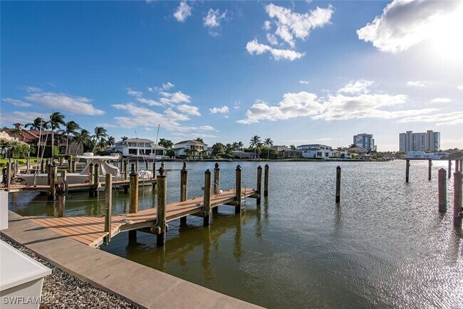 Foto del edificio - 400 Park Shore Dr