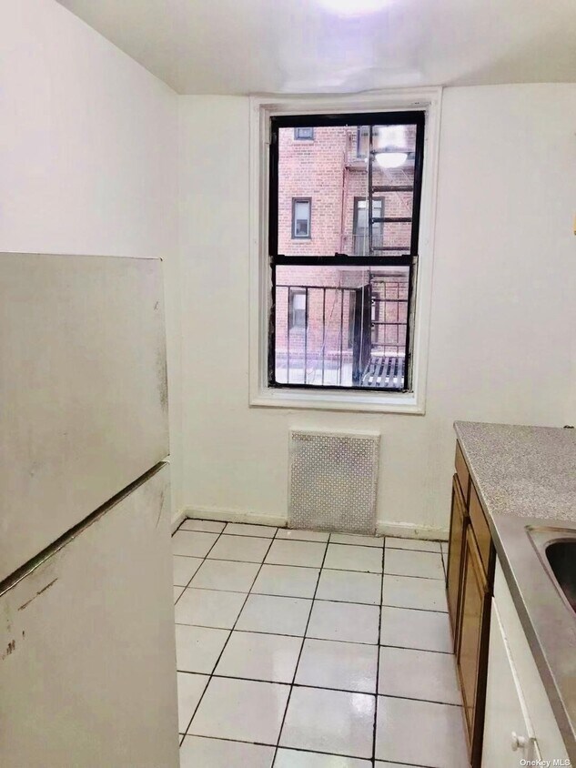 Foto del edificio - 84-11 Elmhurst Ave