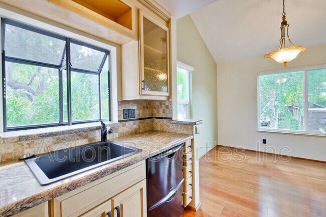 Foto del edificio - 905 W Middlefield Rd