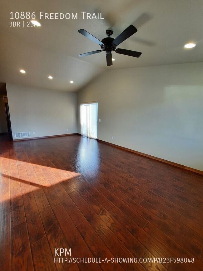 Building Photo - 3 BEDROOM | 2 BATH | DOUBLE GARAGE | SUMME...