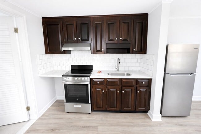 Building Photo - 92 Elm St