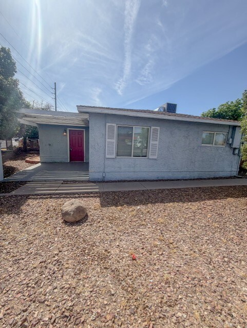 Building Photo - 756 E University Dr