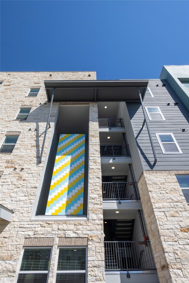 Foto del edificio - 1200 W Koenig Ln