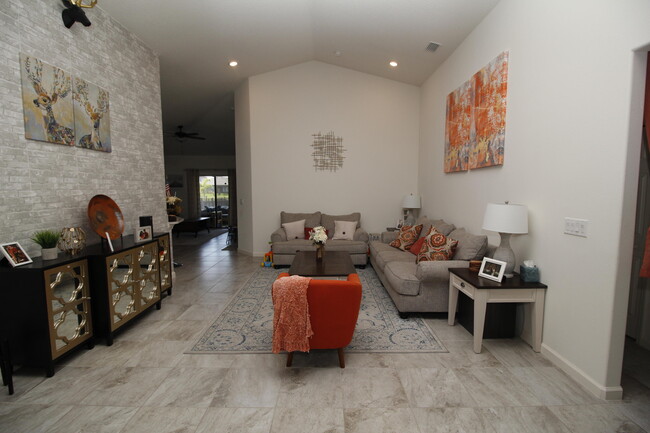 Foto del edificio - 4596 Broomsedge Cir