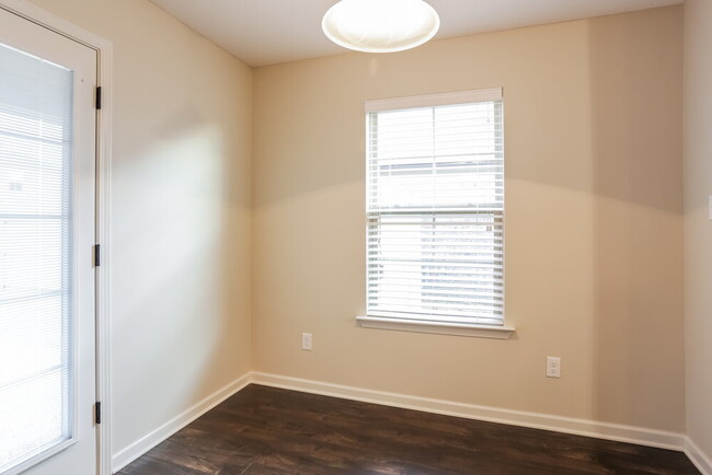 Building Photo - 1074 Darren Cir E
