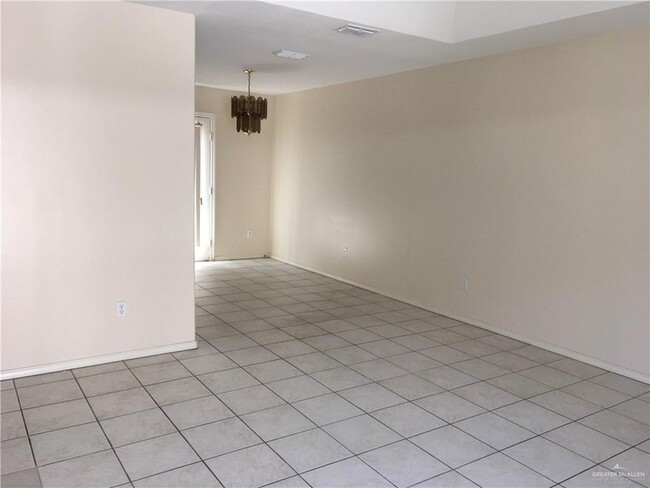 Building Photo - 2002 Angus St