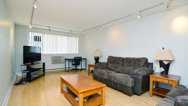 Building Photo - 5854 N Kenmore Ave