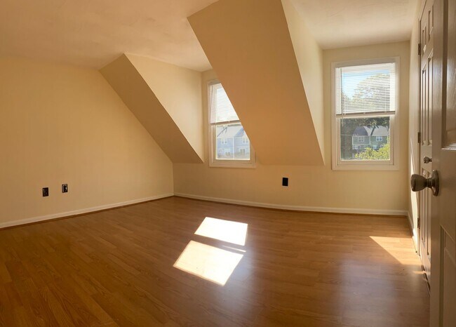 Building Photo - Spacious Two Bedroom in Burriville!