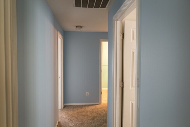 Upstairs hallway - 12601 Ne 26th st
