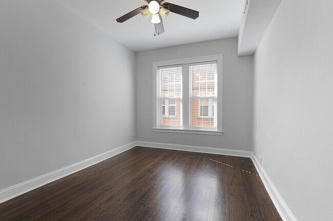 Building Photo - 1104 W Glenlake Ave