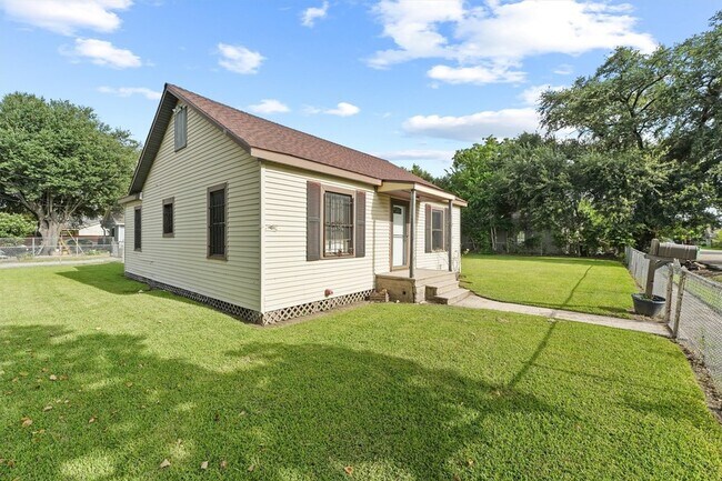 Building Photo - 210 Rouse St