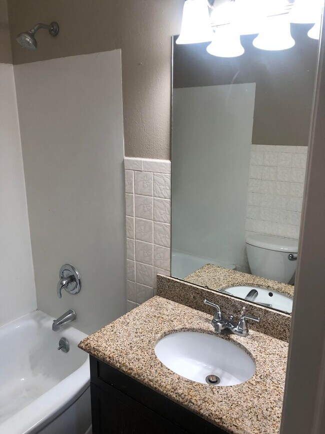 Foto del edificio - 2 Bed/1 Bath House for rent! SHOWINGS STARTING 7/27/26!