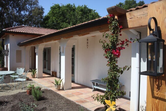 Foto del edificio - 2753 Redondo Cir