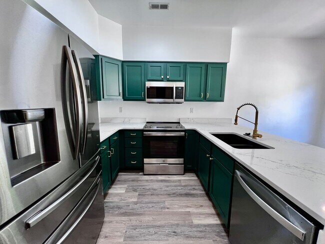 Foto del edificio - Newly remodeled 3 bed 2.5 bath townhome in...