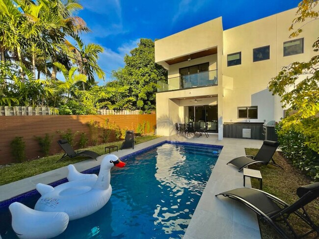 Foto del edificio - 648 NE 16th Terrace