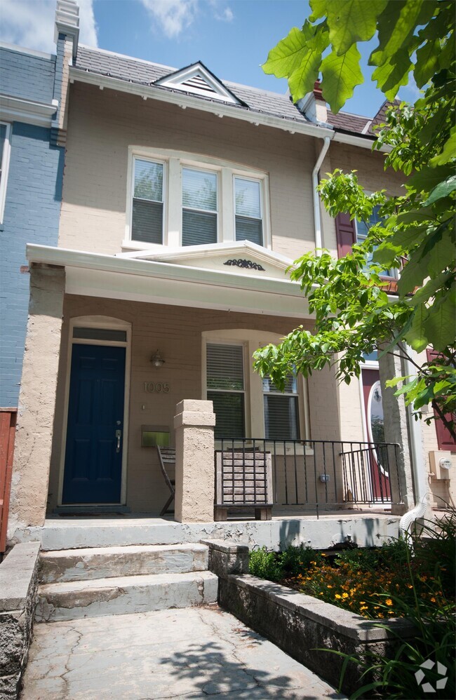 Building Photo - 1005 Kenyon St NW