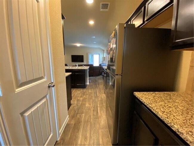 Foto del edificio - 15004 Custis Ln