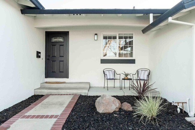 Foto del edificio - Stunning 4-Bedroom Home with Designer Fini...