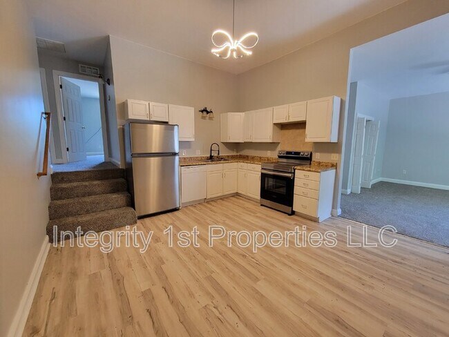 Building Photo - 425 E Broadway Ave