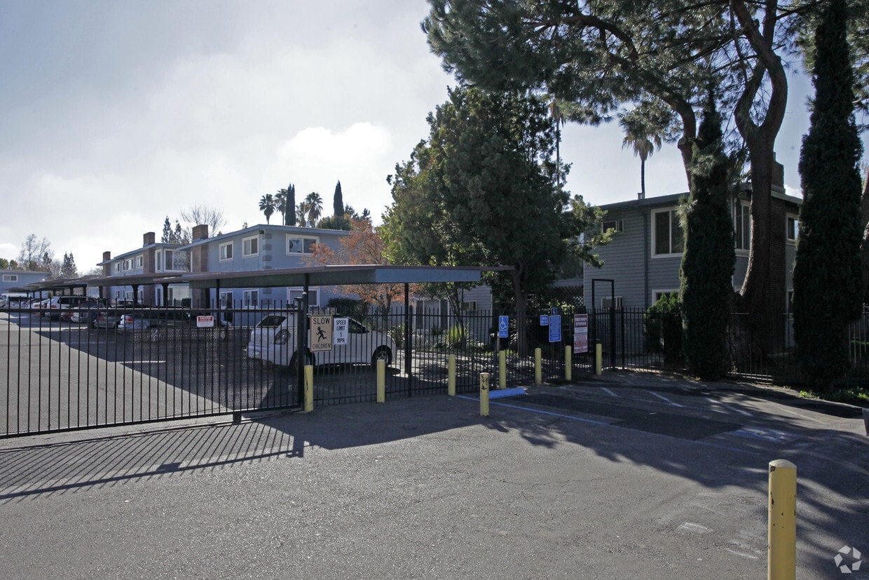 Primary Photo - Royal Oaks Garden Apartments