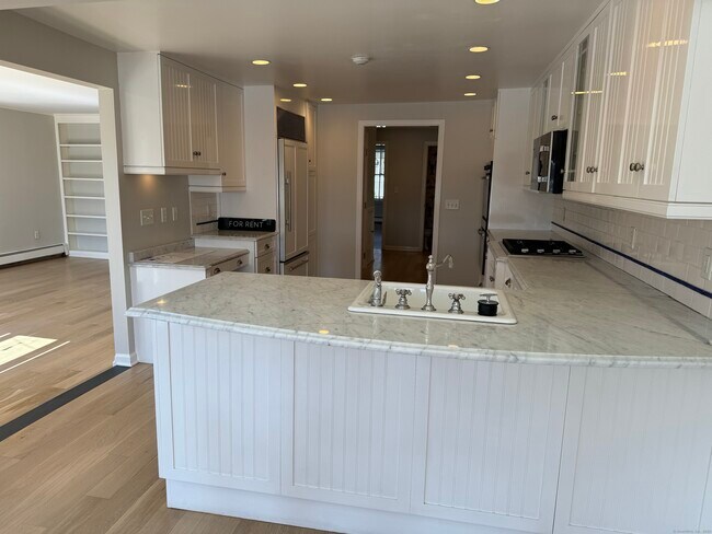 Foto del edificio - 75 Roton Ave