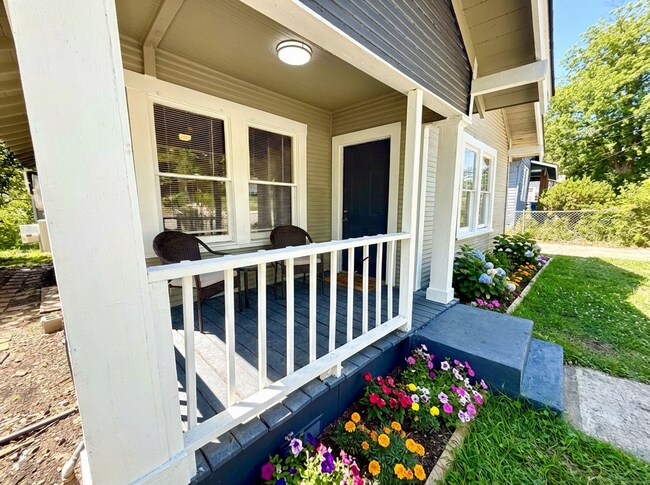 Building Photo - **APPLICATION RECEIVED** AVAILABLE NOW! Convenient 4 Bedroom / 1 Bath Home Near Downtown!