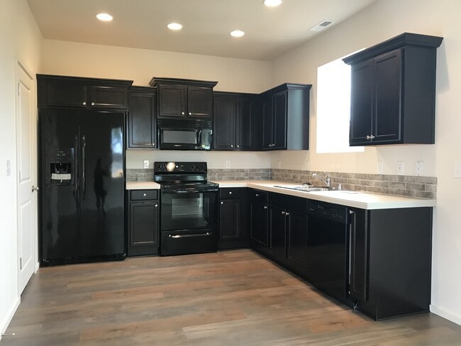 Building Photo - CUSTOM 3 BR 2.5 PET FRIENDLY HOME! A/C!