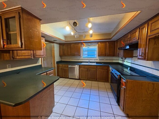 Building Photo - Charming 3 Bed, 2 Bath Home with Garage & ...