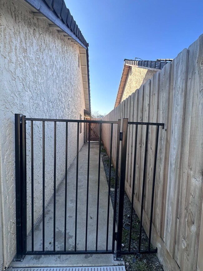 Foto del edificio - SW Visalia Home coming soon!!