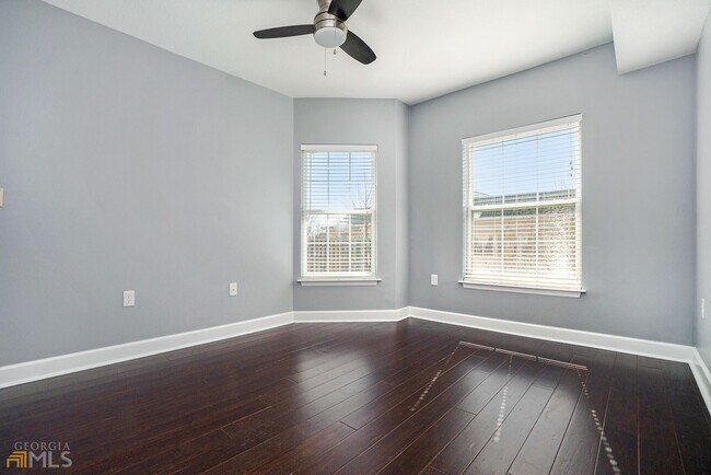 Building Photo - 230 E Ponce de Leon Ave