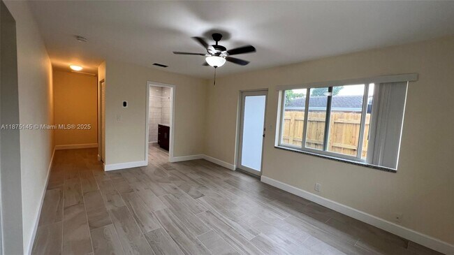 Building Photo - 2559 NE 10th Ct
