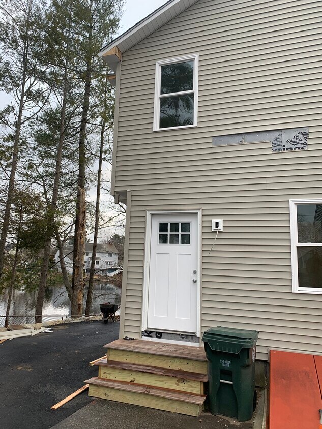 8 Lakeview Dr, Greenville, RI 02828 House for Rent in Greenville, RI