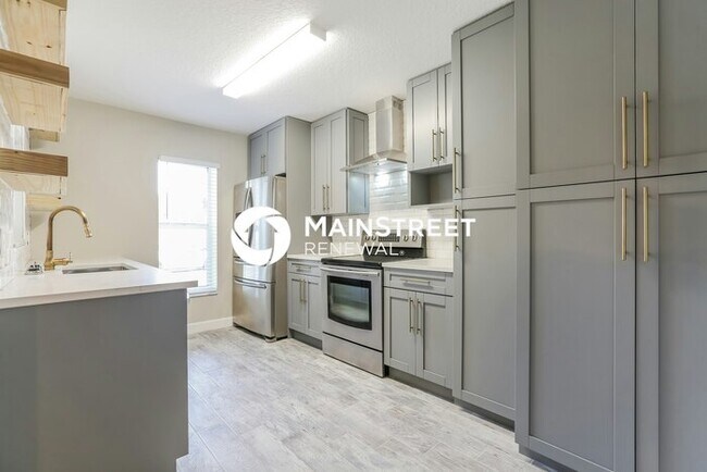 Building Photo - 3 Bedroom Pet-Friendly Home in SARASOTA, FL with Main Street Renewal