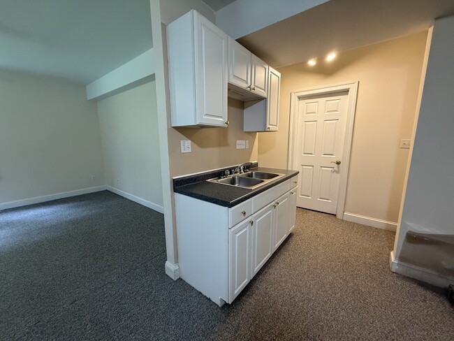 Building Photo - 2515 Huntington Rd