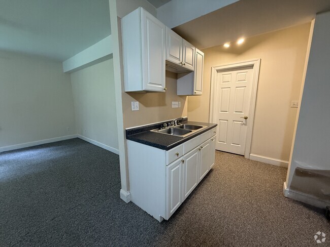 Building Photo - 2515 Huntington Rd