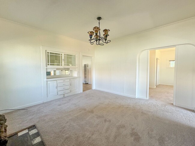 Building Photo - Beautifully Renovated 3-Bedroom Home with ...