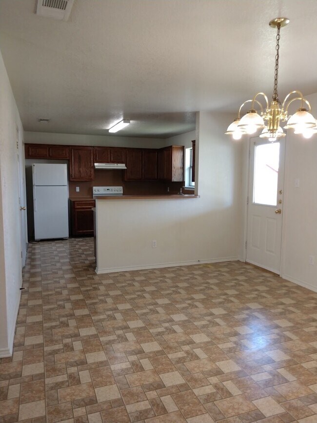 Building Photo - PRICE REDUCTION - AVAILABLE NOW!