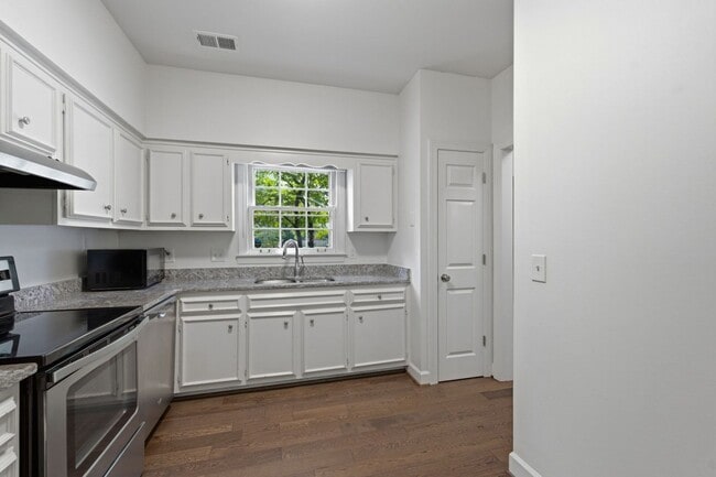 Building Photo - Charming Townhouse in Green Hills