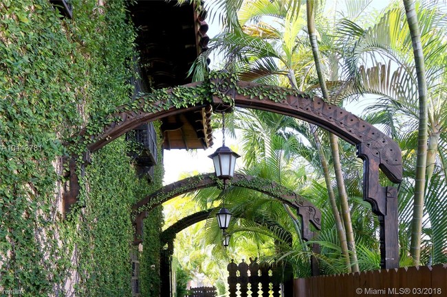 Building Photo - 3767 Royal Palm Ave