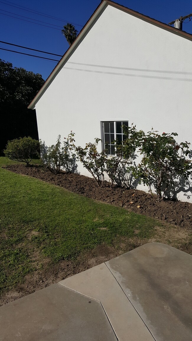 Building Photo - 3839 S Cloverdale Ave