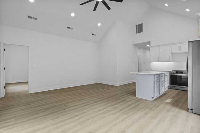 Building Photo - 643 E Loudon Ave
