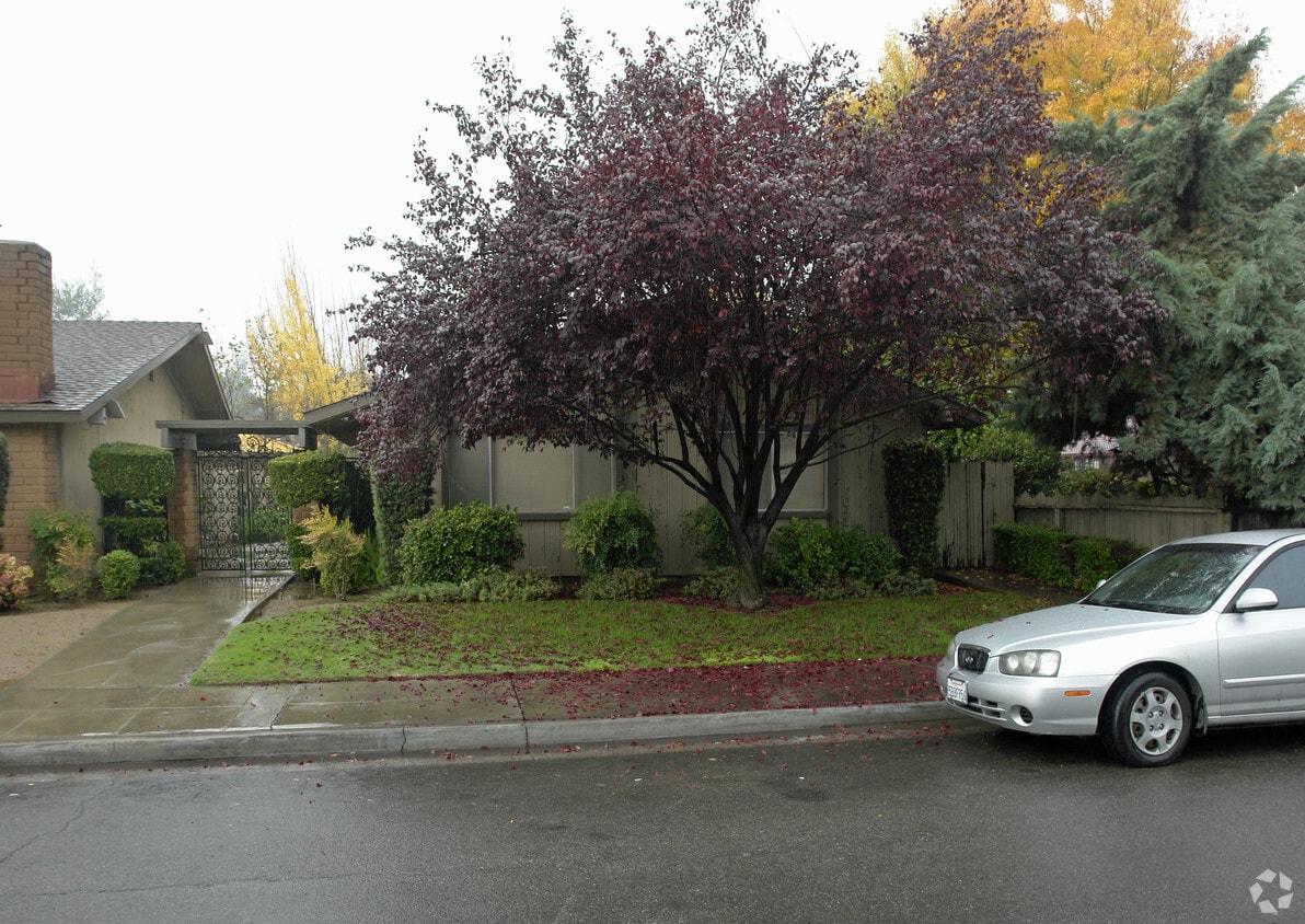 Building Photo - 4671 N Glen Ave