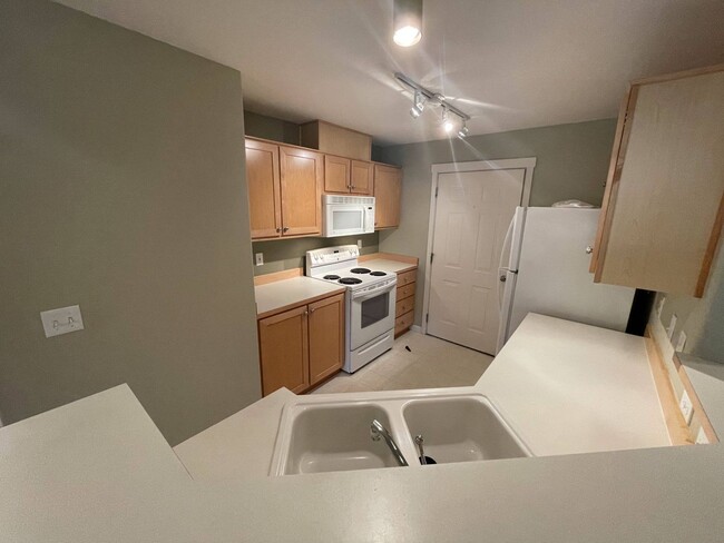 Building Photo - 2bed 2bath home with open and bright floor...