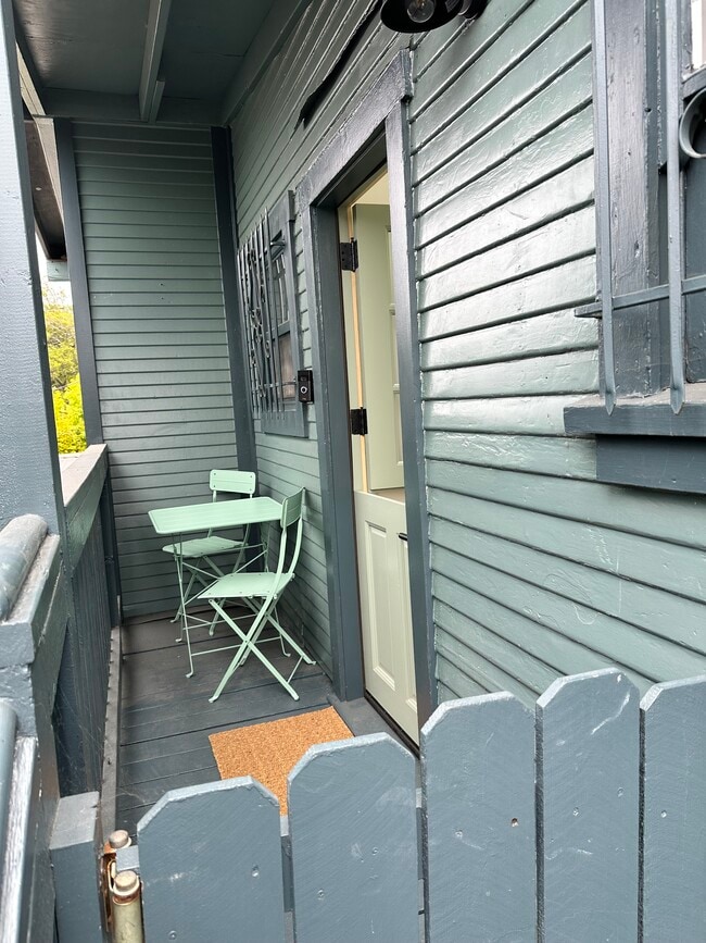 Private balcony - 1615 Shell Ave